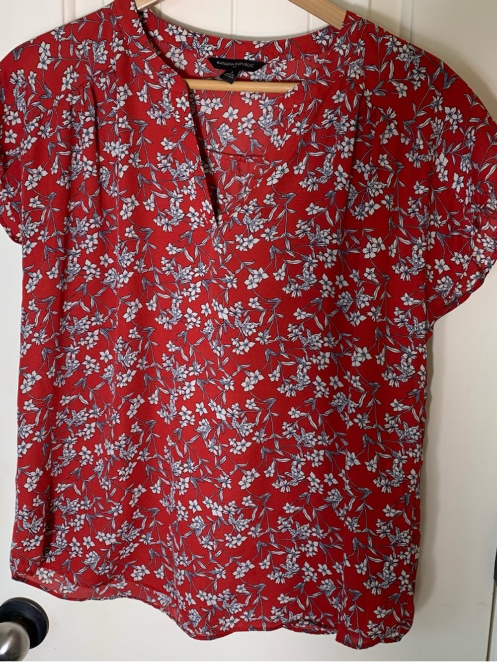 Banana Republic Red Floral Split-V Notch Short Sleeve Blouse